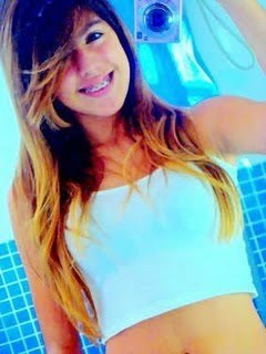 Oiii . Sou a pessoinha alii na foto quer que eu fale sobre mim?
a nao vo fica aki flando de mim se vc pode me conhecer melhor entao Me Segue Pfv