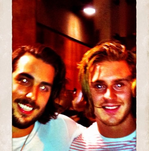 Professional european hockey player
Graduated from St-Thomas University
Canadian born
Travelling the world with my fiance