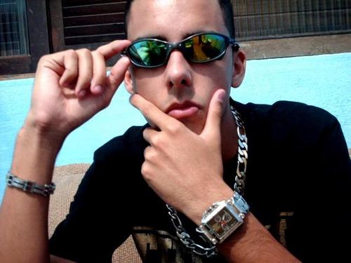 MC RICK prazer!
Canto Rap/Funk por prazer e não por dinheiro. Não coloco isso como trabalho apenas Robbie!
Imenso prazer, Tamo Juntão.