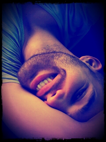 JuCarabello's profile picture. Um menino-homem, porque ser homem assusta e ser menino é perigoso demais!