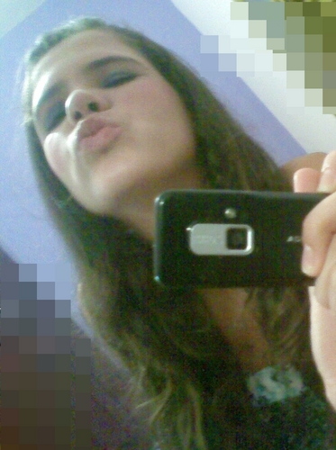 sou chata, meio mimada, morro de vergonha de tudo, faço drama, manha, sou egoísta, quero as pessoas só pra mim , e ai de quem chegar perto. sou meia boba =D