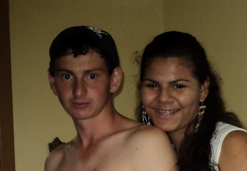 Eu adoro sair com o meu namorado e com os meus amigos(as) e adoro ir em festas e bailes e gosto de ficar em casa e ir no computador