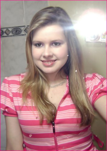 Aquela menina com grandes sonhos sem medo de lutar para realizar com a cabeça erguida e sorriso no rosto.
