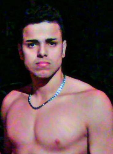 Tenho em mim todos os sonhos do mundo, e que a minha loucura seja perdoada. Porque metade de mim é amor e a outra metade... também, e cada um tem de mim exatam