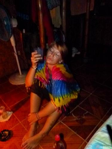 bredvid's profile picture. är sådär som folk är mest, allmänt hycklande och grå men säkert god innerst inne.