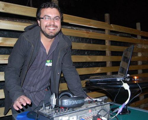 Licenciado Diseño Industrial UBB, Curicano de Nacimiento, Penquista por Educacion, ex-radial KathalinaFm,FuturaFm,89.9Fm, Hit Fm,Margarita Fm y otras Hierbas.