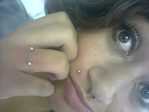 Beatrizeyohan's profile picture. 18 anos,baixista da stolen,wicca,Namorada da @undeadin_vain  viciada em bud  cigarro e livros!