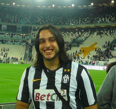 Mitad italiano, mitad colombiano y mitad venezolano (sí, tengo 3 mitades). Juventino y de sangre bianconera, soy mas noble que una lechuga y mi escudo es un ♥.