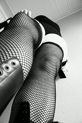 I am a #voluptuous #blonde #milf that likes to show off......follow along to find out. http://t.co/WjWqFjQ1EW