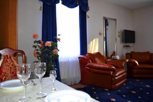 HotelLaVilia's profile picture. работает с 25.12.2008 года. Состоит из 2х корпусов: 1 - вилла (на 7 номеров + зал на 35 пер.); во 2м - залы на 45 и 90 персон + номера - 33 стандарта и 2 люкса!