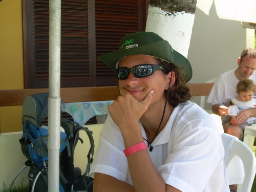 Professor de educação física, guitarrista, ator, diretor, escritor de peças cristãs,roqueiro, apaixonado! Odeio carnaval! Odeio mesmo!!!!
