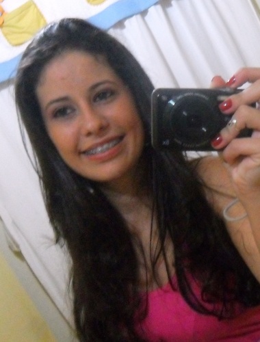 Flamenguista, alegre, simpática, cristã protestante, tenho a melhor família do mundo... quer saber mais?? só conhecendo ;)