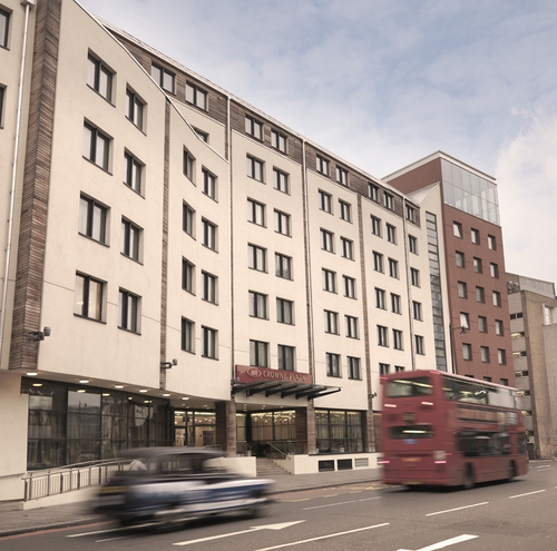 4 star deluxe hotel in the City of London. 265 bedrooms, 5 meeting rooms, Restaurant with stunning City views and Bar.