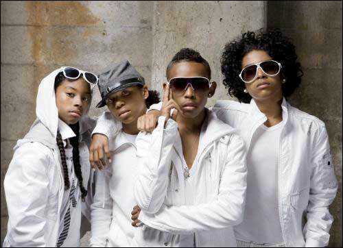 its mb dopest fanpage..no need for a background..cause im mindless ;) also #teamtwinzy follow them @_tyragavin and @taylorrmarissa_ :)