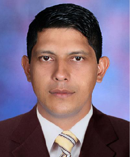 Nacido en Fresno Tolima el 09 de septiembre de 1970, hijo de Beatriz Useche de Moncada y Eliberto Moncada Guerrero.