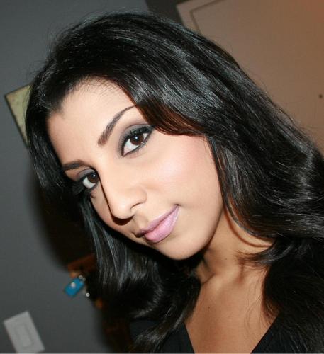 Makeup artist extraordinaire / I will eat anything sweet / I like to hashtag for fun / HATES sports