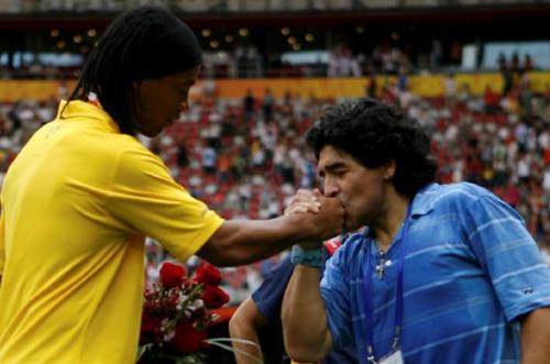 Vous êtes passionnés de football, de beaux gestes et de grands joueurs ? « Le monde du foot »vous propose une plongée dans la passion du Football