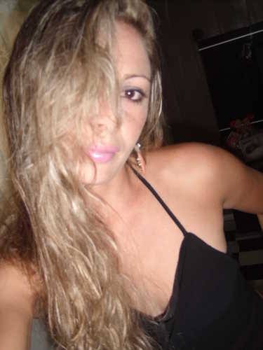 eu carla daniele ,sou muito carismática ,e muito alegre adoro sorrir