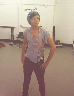 joshdevineILY's profile picture. 1/6 of one direction :))))))) i prefer omg to punctuation hbu