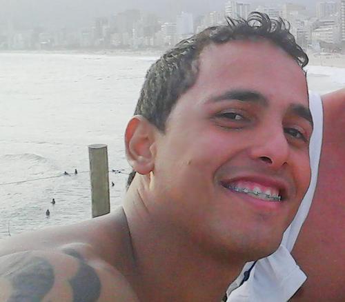 Um cara simples, Humilde, Bacana e legal que ama a família e amigos...