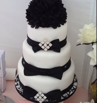 We have a great range of Celebration, Wedding and Cupcake designs that you can chose from, or you can use your own creativity to design a unique cake!