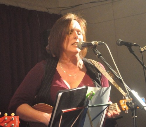 Mama_Casper's profile picture. I love singing and play the ukulele.