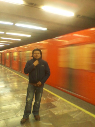 ing.audio musico profecional(bass guitar)nacido en Hgo.mex.y creado en mex.df. y radicando en houston tx.