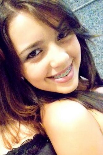 Sou aquela garota que todos dizem ser a louca haha *-* mais que com o meu jeito conquisto muitas amizades verdadeiras *-*