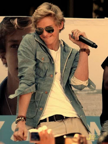 Cody Simpson is handsome , perfect & Kece ! We support Cody all day no matter what happening . We laf yu Cody !