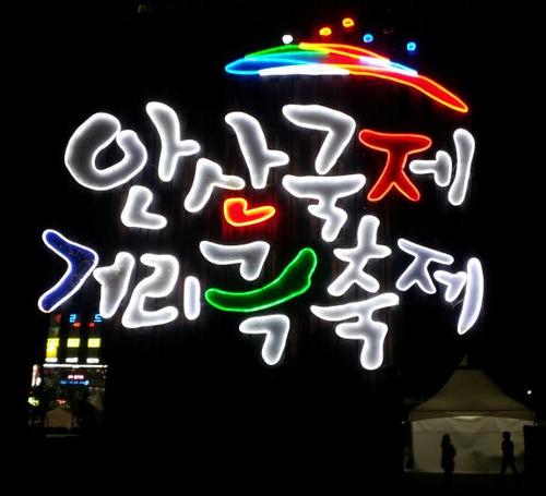 50%만 사랑한다. 진실을 추구하지 않는 바보들은 경멸한다