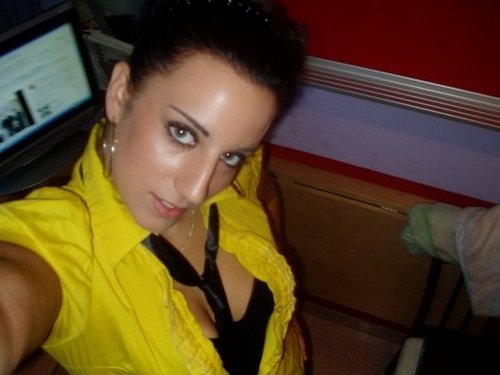 Carolvge's profile picture. Thanks for visiting my profile. I&#39;m a very optimistic and honest young woman, who loves this awesome life and tries to Live every minute of it!