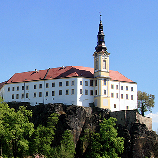 #Děčínsko, to jsou kopce a údolí, potoky a řeky, rozhledny a vyhlídky, města a vesnice. Krajina jedinečného charakteru, ráj turistů. #Děčín #DěčínPotřebujeZměny