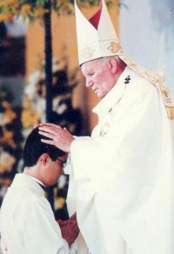 Collegio Filippino (Rome).
Faith & Science fan...
Philippine Science HS. BS Zoo & 2 yrs Med (UP). Doctor in Moral Theology (Rome). Doctor in Communication (UP).