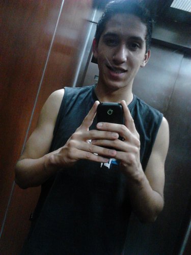 Baiano, 19 Anos, Namorando, Aquariano, Trabalhando, Basquete, Carro, Música, Comer..