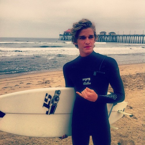 Hey, i'm from Spain, and i love @CodySimpson ,( i know that you love too) if you want to know things about @CodySimpson ...... FOLLOWE ME ♥
