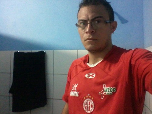 Estou aqui pra surpreender ! Vascaíno e americano ! Extrovertido ! E apaixonado pela vida !