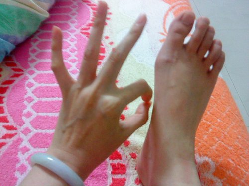want to be a slave for Shanghai girl.
顺从的伏于足下,奴颜媚骨,摇尾乞怜,甘心做女人的玩物