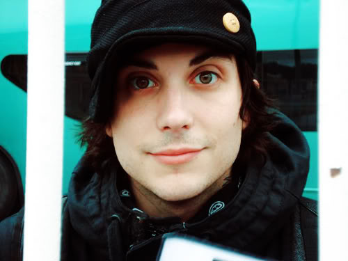 hai, I'm Frankie! Paranoid. Speak to me, I try to be a nice guy. I am in love with the bestest man alive! @MikeyWaysShirt