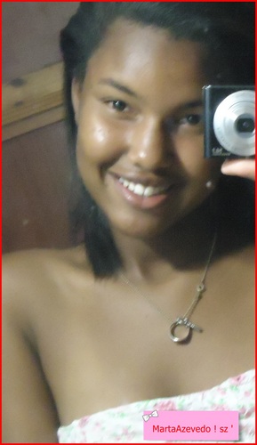 Uns dizem que ela é marrenta outros que é sensual 
Discreta, Desperta, desejo, inveja e tem muita rival
Esperta, não se envolve fácil malicia é fundamental ♪
