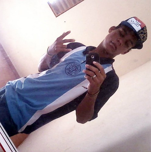 Moreno dos olhos verdes,18 anos, muito ciumento, amo futebol, só da @venkisa
Msn: williangt1937@hotmail.com