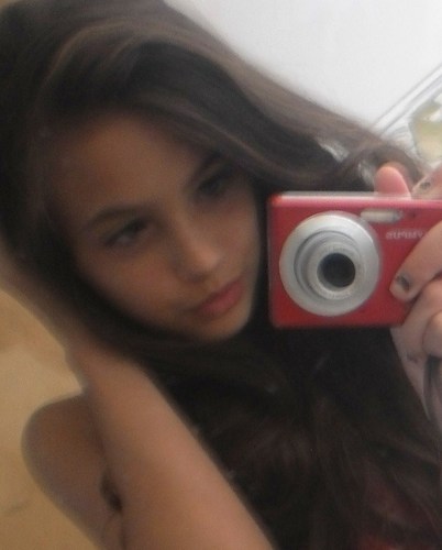 ∿ * ∞ ֆ '  Eu erro. Perco a paciência e me estresso facilmente. Choro por besteira e dou risada do nada. ;3'
