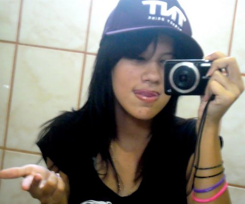 TenhoO Defeitos , pra Poha e Qualiidades , soou abusada , sou chorona , sou meiga , maiis adoroo Provoca haha- ;*