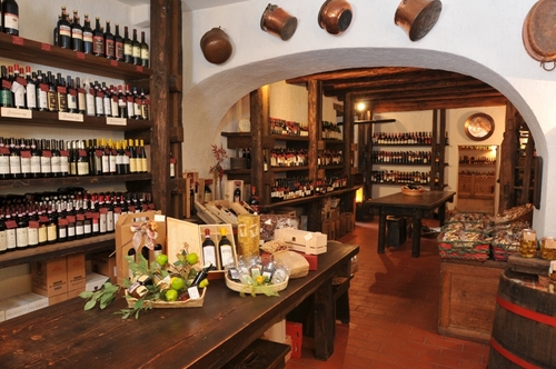 CriGuanella's profile picture. L'enoteca storica,a Bormio, ora ampliata con la nuova area ristorante.Coltiviamo l'arte del mangiar bene.