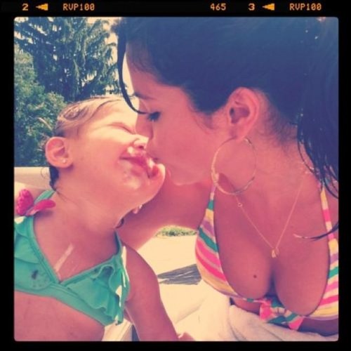 SelenaMGF's profile picture. If you hate on my idol, Im gonna steal Sel's pickle and beat you with it.