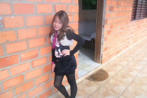 Eu sou uma menina calma carinhosa e amo meus amg e minha familia