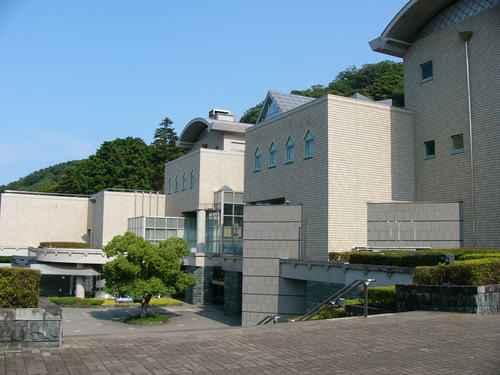 徳島県徳島市八万町の緑豊かな公園の中に「図書館」「博物館」「鳥居龍蔵記念博物館」「近代美術館」「文書館」「二十一世紀館」の６館が一体的に整備された全国でも例を見ない文化複合施設です。各館のイベント情報や新着情報、四季折々の自然等をお知らせしていきます。