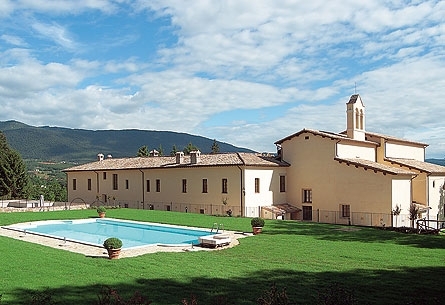 Residenza d’epoca in un convento del '600 dell'#Umbria. #Vacanze con #Spa, piscina e ristorante a pochi passi da uno dei Borghi più Belli d’Italia.