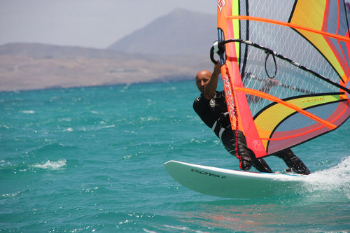 vivere per lavorare, lavorare per vivere, oppure lavorare per fare, guardare e vivere di sport ???