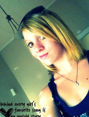 AprilMarieWare's profile picture. somewhat weird