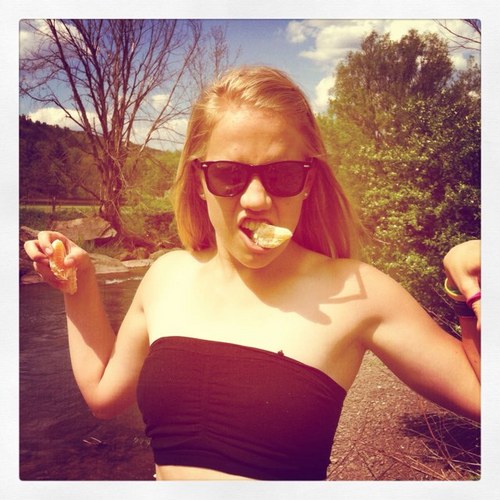 jess_manhands's profile picture. When I text, I hold my phone horizontally.